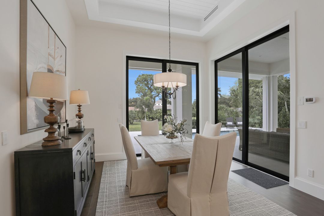 725 Parkview Ln, Naples, FL 34103