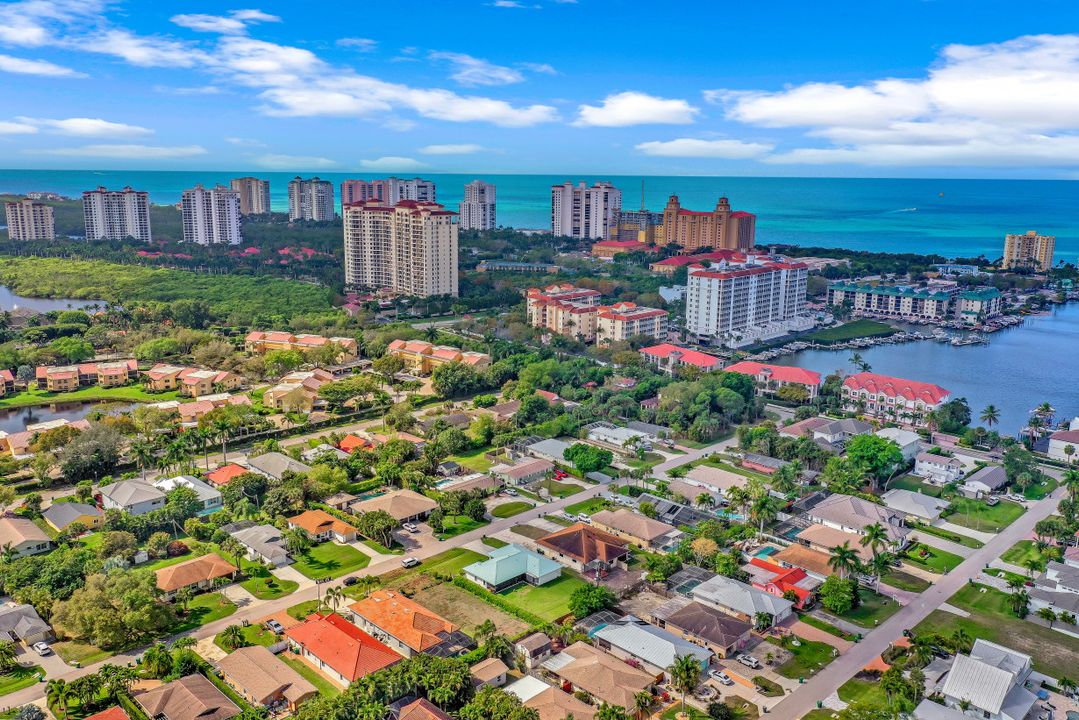 541 92nd Ave N, Naples, FL 34108