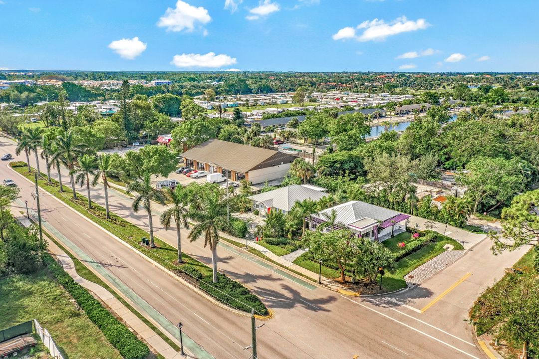 2631 Lakeview Dr, Naples, FL 34112