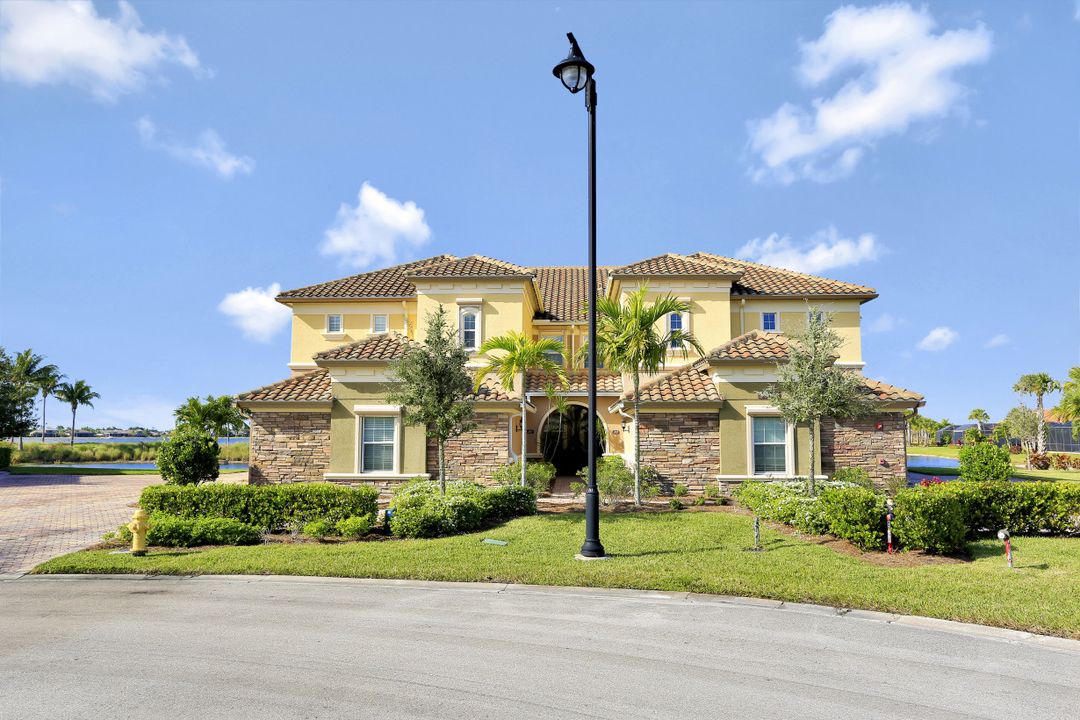 9060 Siesta Bay Dr #201, Naples, FL 34120