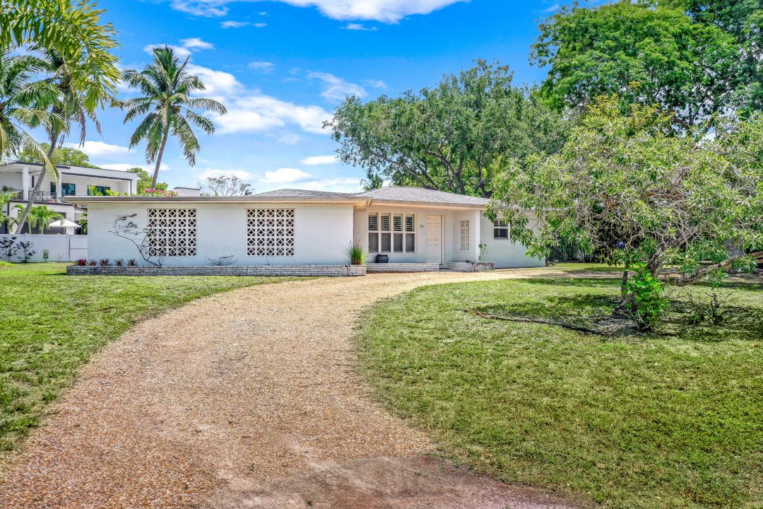 566 Palm Cir E, Naples, FL 34102