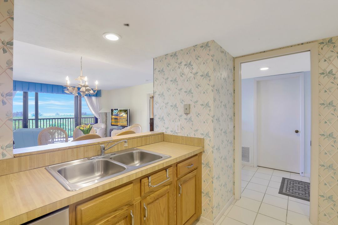 17 Bluebill Ave #602, Naples, FL 34108