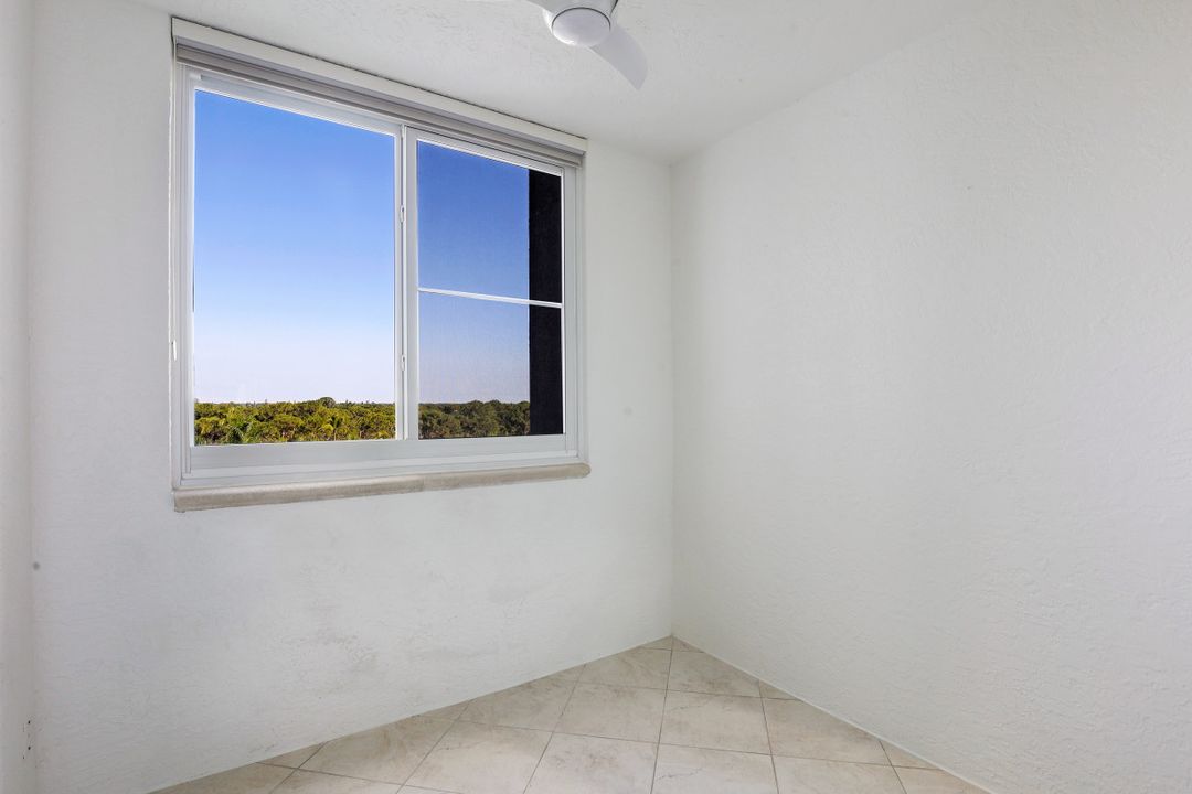 295 Grande Way #404, Naples, FL 34110