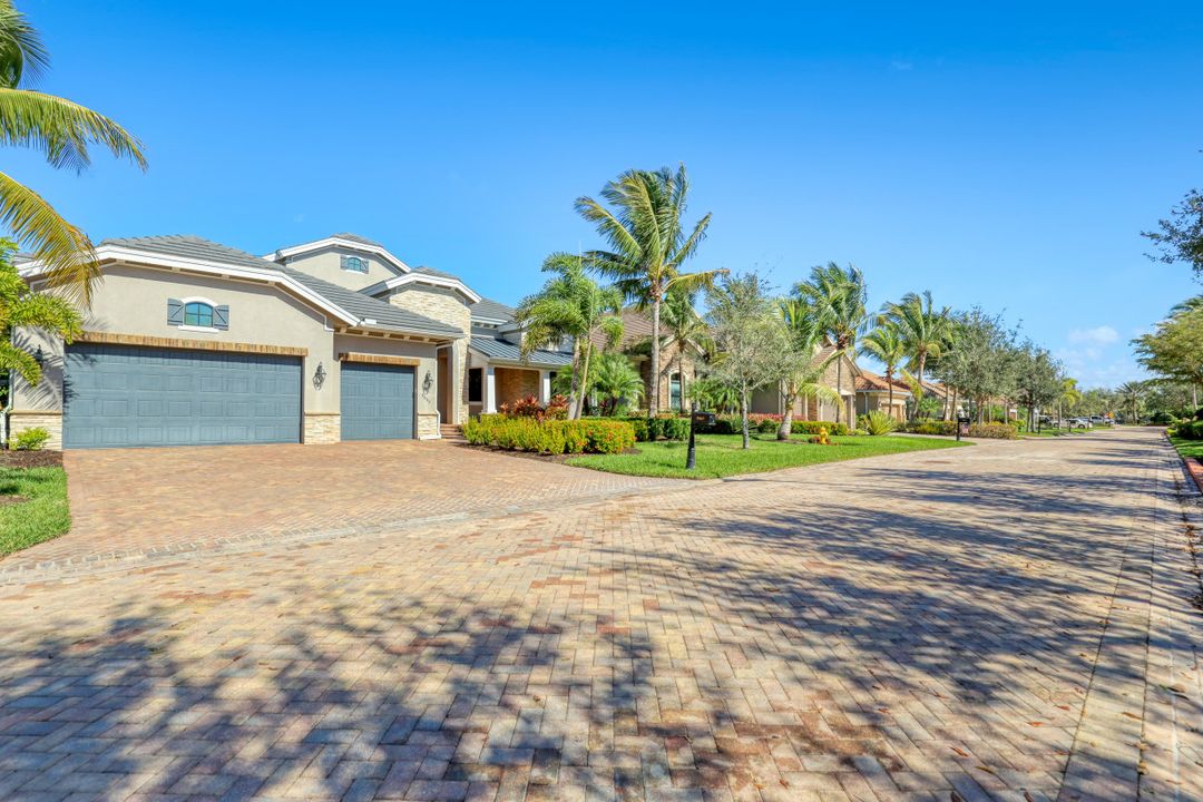 9067 Breakwater Dr, Naples, FL 34120