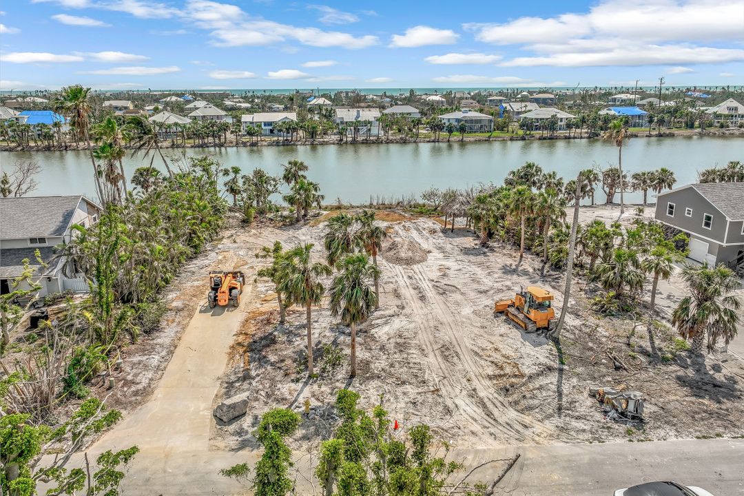 565 Lake Murex Cir, Sanibel, FL 33957