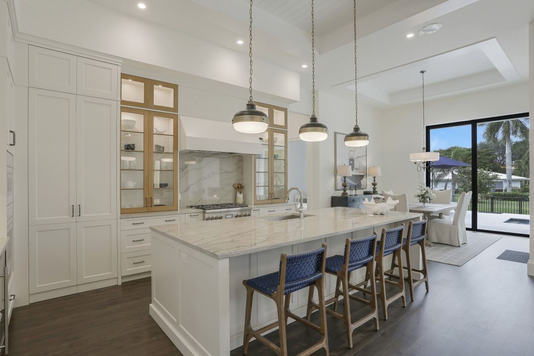 725 Parkview Ln, Naples, FL 34103