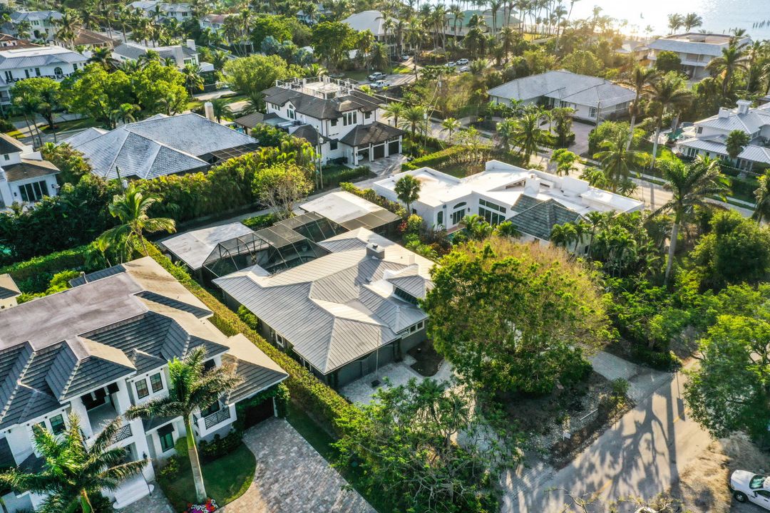 140 2nd Ave S, Naples, FL 34102