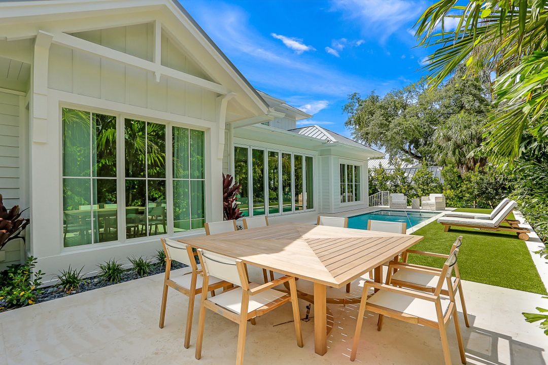 1040 2nd St S, Naples, FL 34102