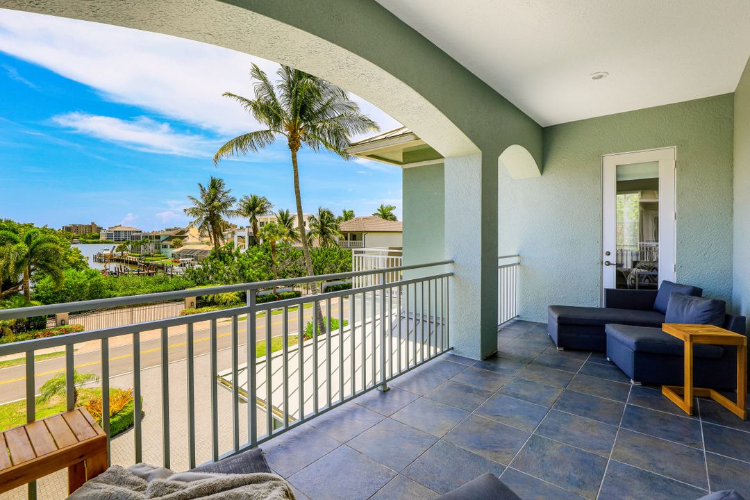 9242 Vanderbilt Dr, Naples, FL 34108