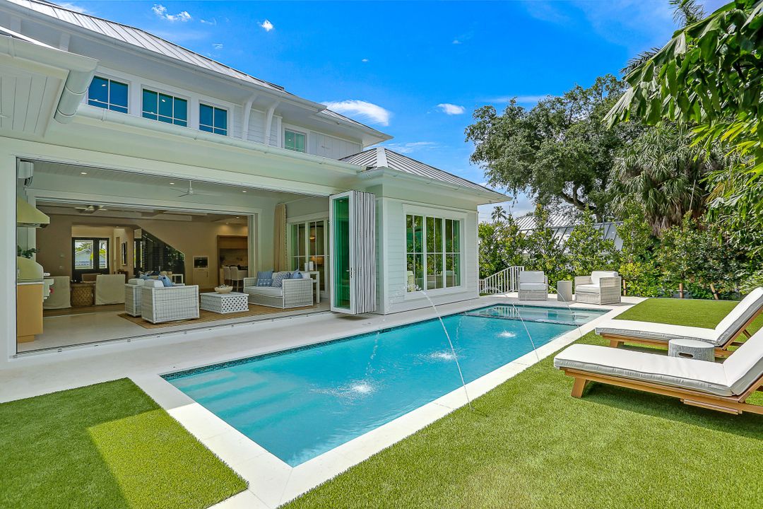 1040 2nd St S, Naples, FL 34102