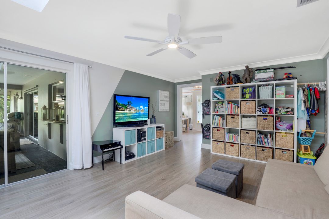 633 Cypress Way E, Naples, FL 34110