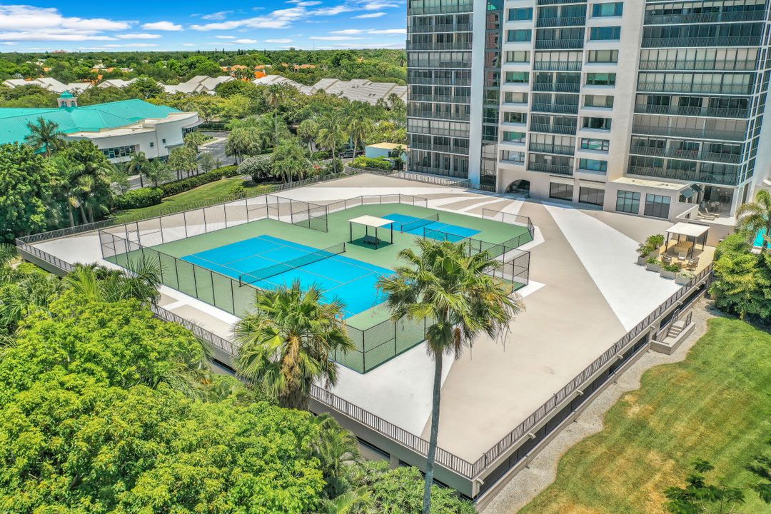 5601 Turtle Bay Dr, Naples, FL 34108