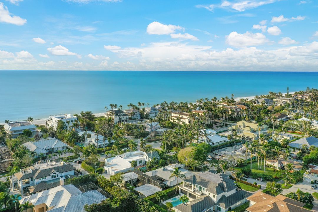 140 2nd Ave S, Naples, FL 34102