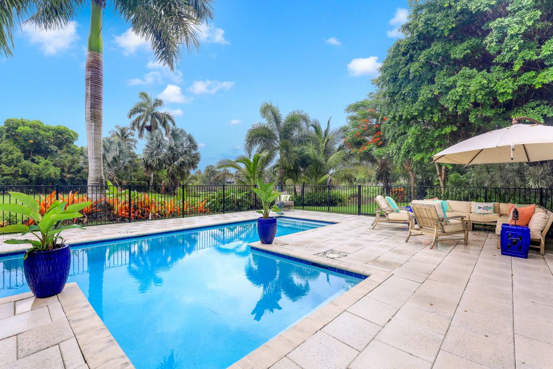 572 7th Ave N, Naples, FL 34102