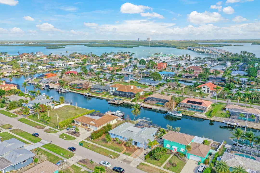 827 Chestnut Ct, Marco Island, FL 34145