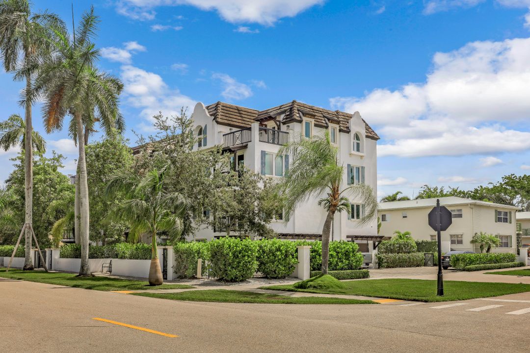 875 9th St S #PH, Naples, FL 34102