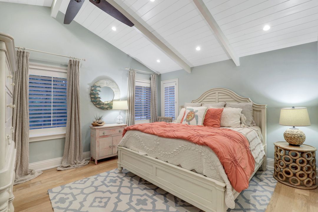 572 7th Ave N, Naples, FL 34102