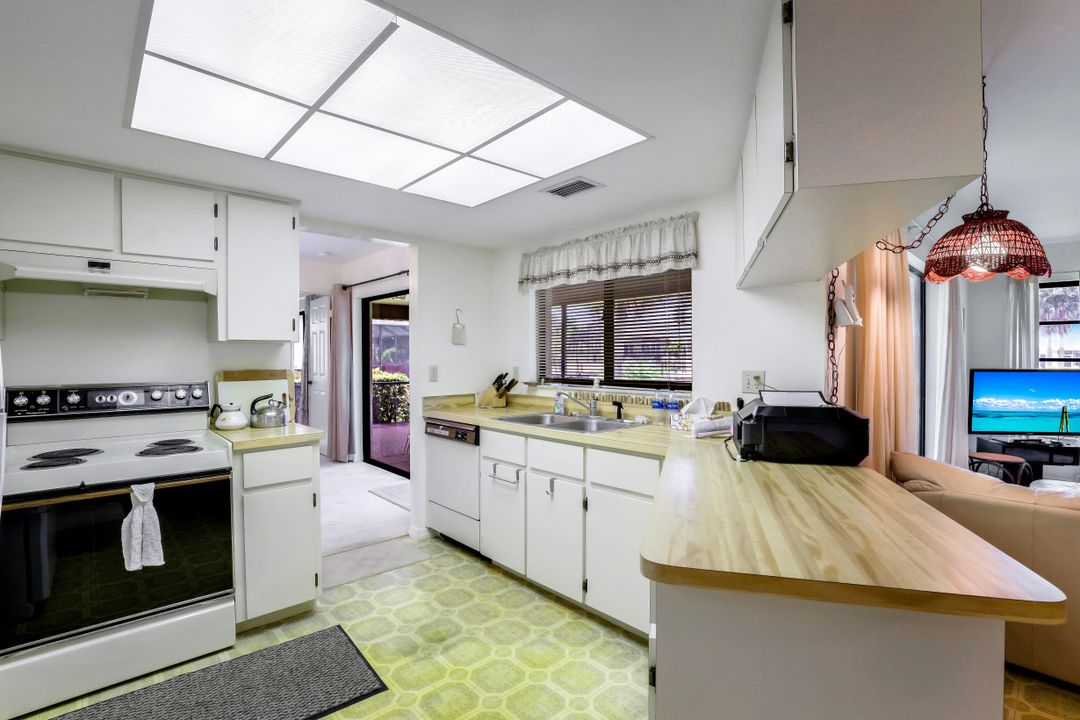 466 Tradewinds Ave, Naples, FL 34108