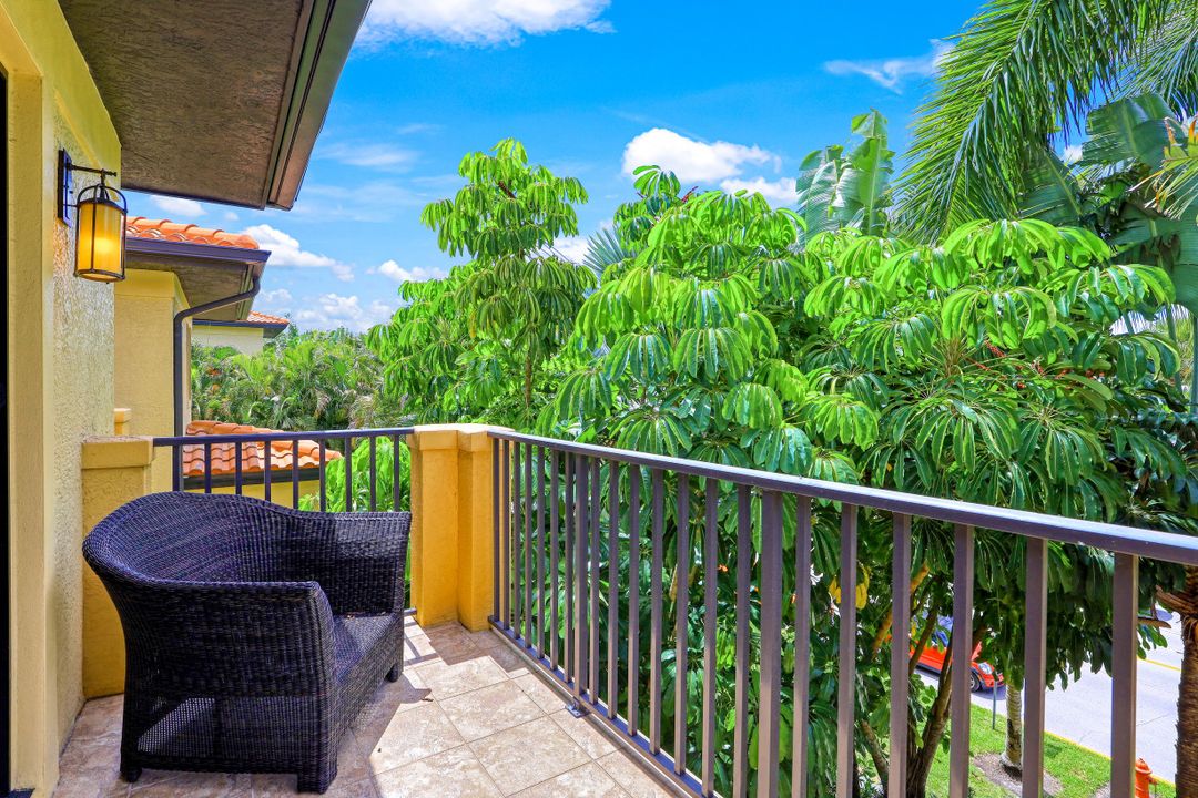 270 5th Ave S #H-2, Naples, FL 34102