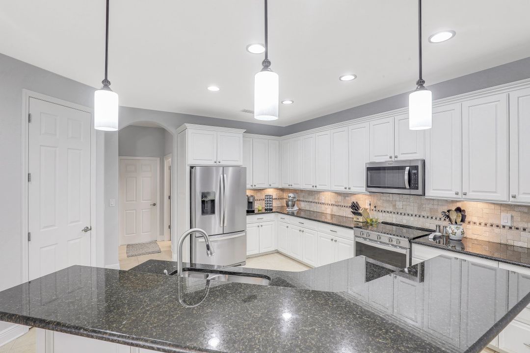 10621 Sir Michaels Pl Dr, Bonita Springs, FL 34135