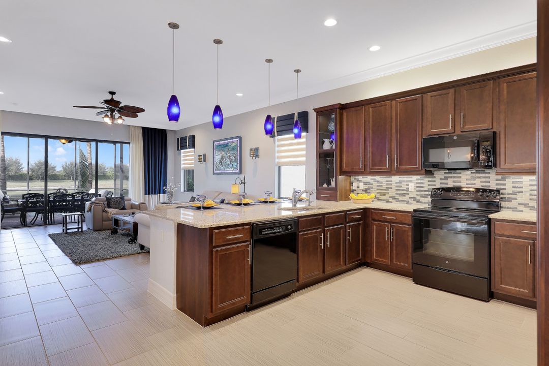 3370 Baltic Dr, Naples, FL 34119