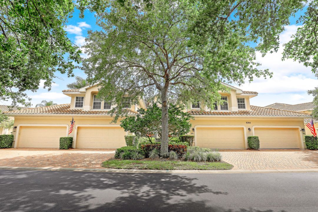8204 Saratoga Dr #302, Naples, FL 34113