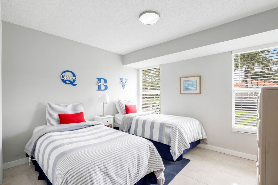 698 105th Ave N, Naples, FL 34108