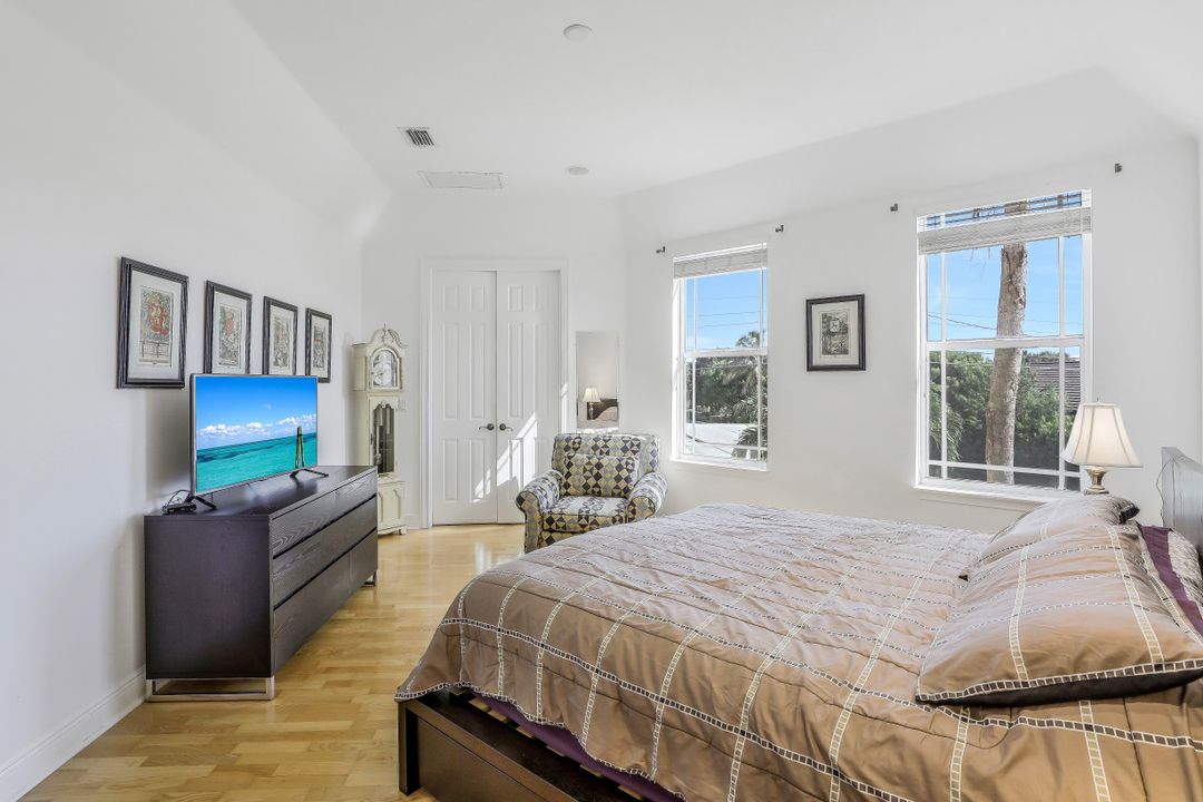 9625 6th St N, Naples, FL 34108