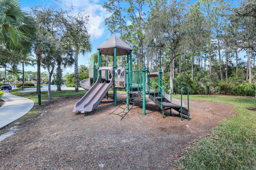 1916 Tarpon Bay Dr N, Naples, FL 34119