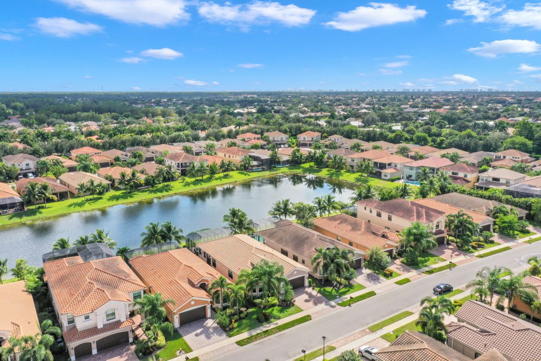 3370 Pacific Dr, Naples, FL 34119