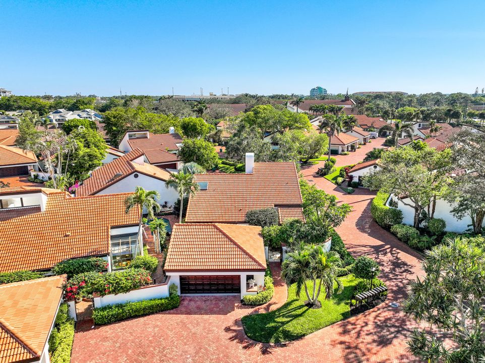 543 Bay Villas Ln, Naples, FL 34108