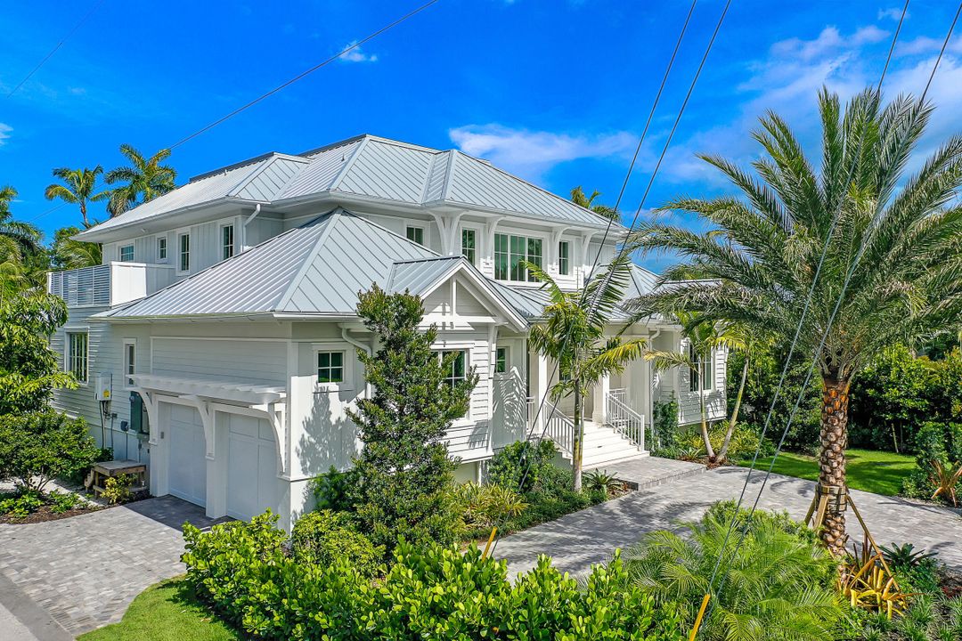 1040 2nd St S, Naples, FL 34102