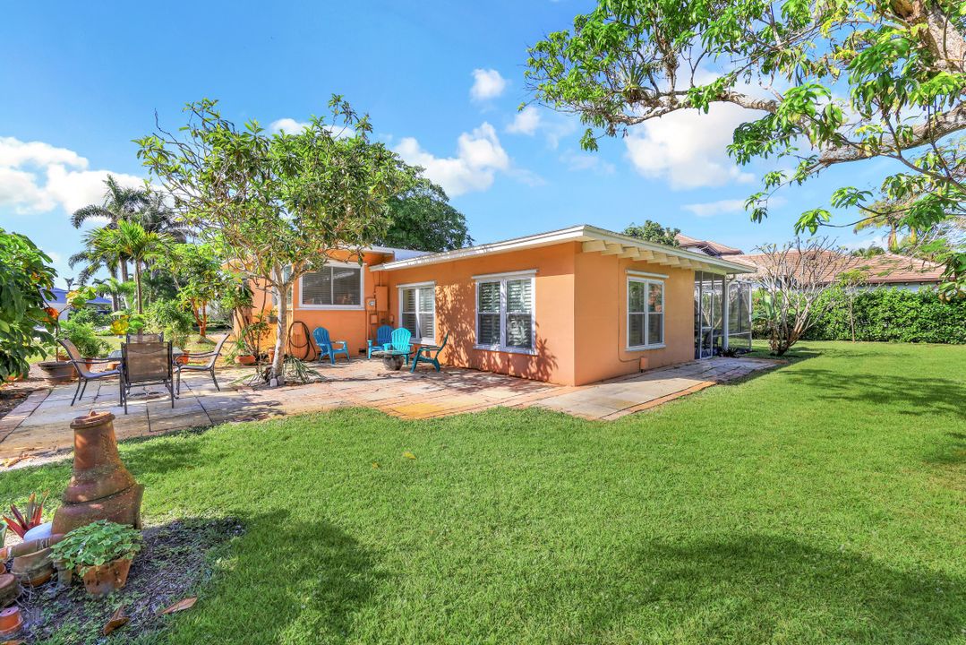 580 Palm Cir E, Naples, FL 34102