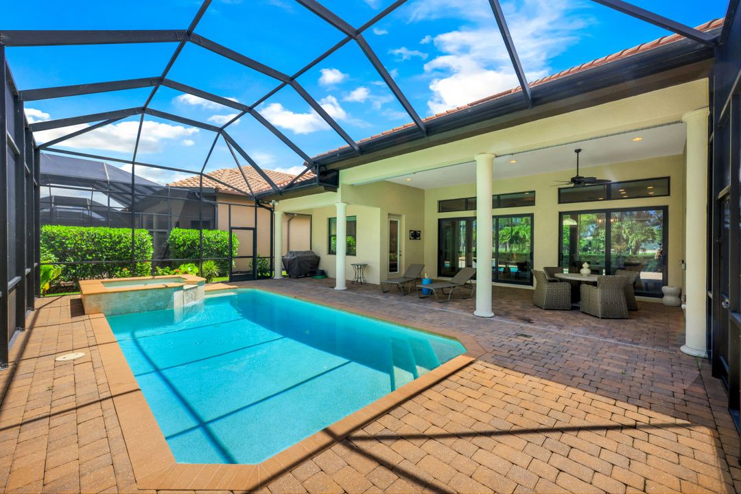 7375 Lantana Cir, Naples, FL 34119