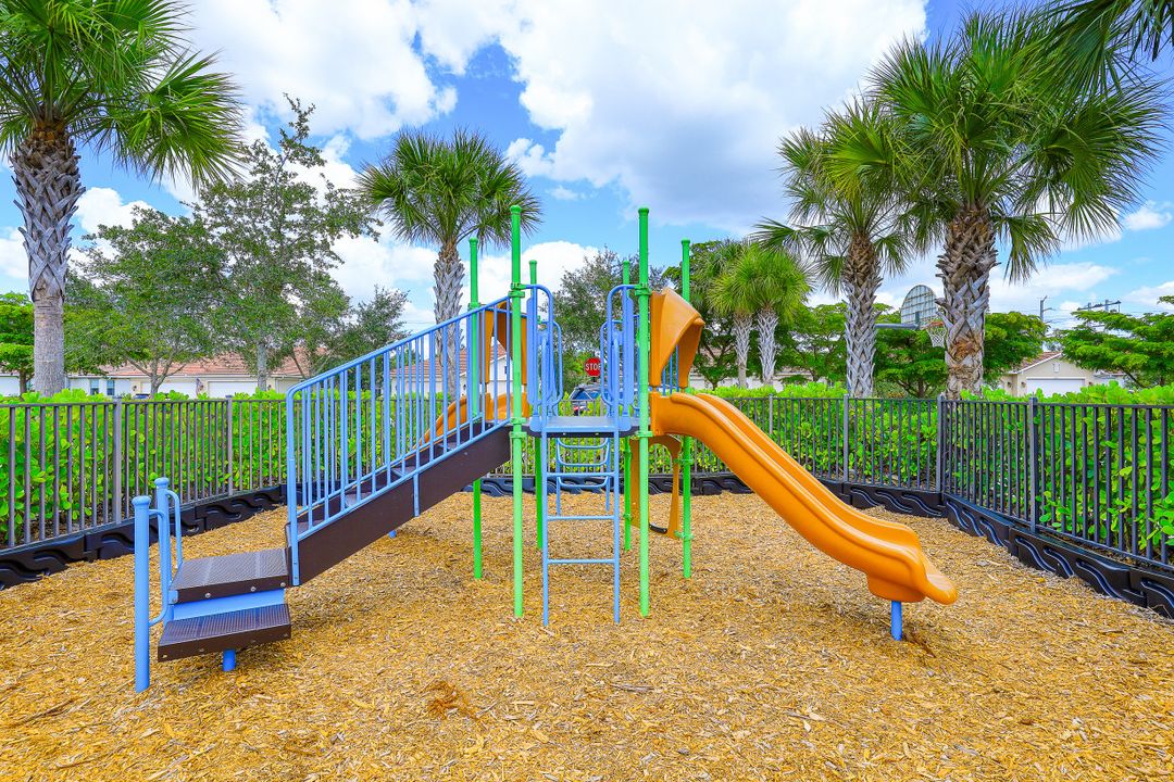 13484 Cambridge Ln, Naples, FL 34109