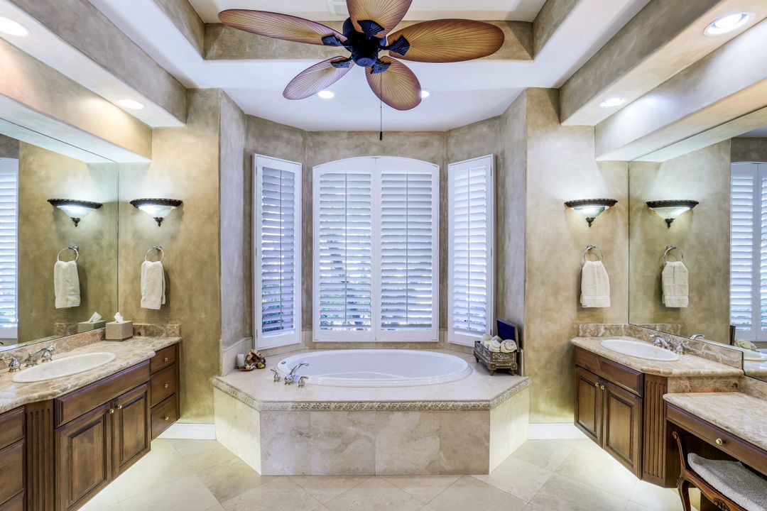 5958 Amberwood Dr, Naples, FL 34110