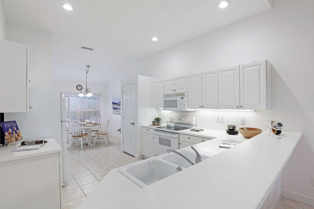 5873 Northridge Dr, Naples, FL 34110