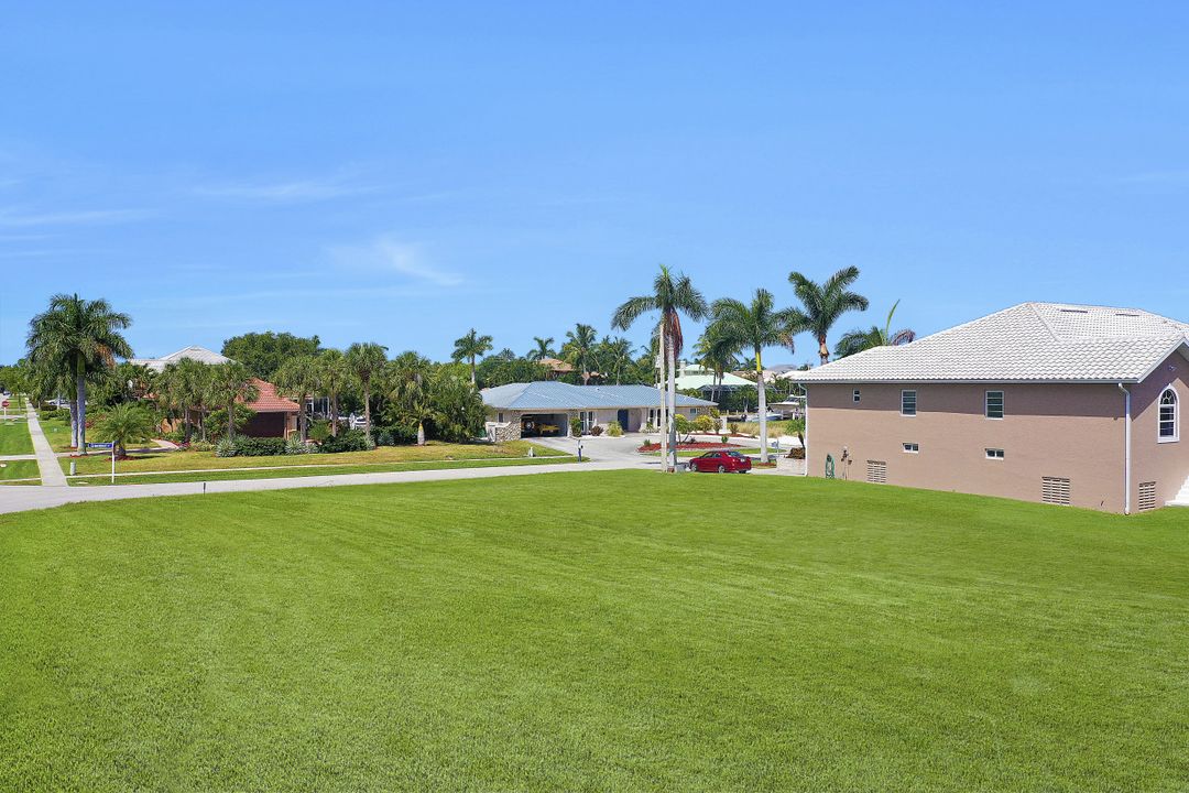 305 Grapewood Ct, Marco Island, FL 34145