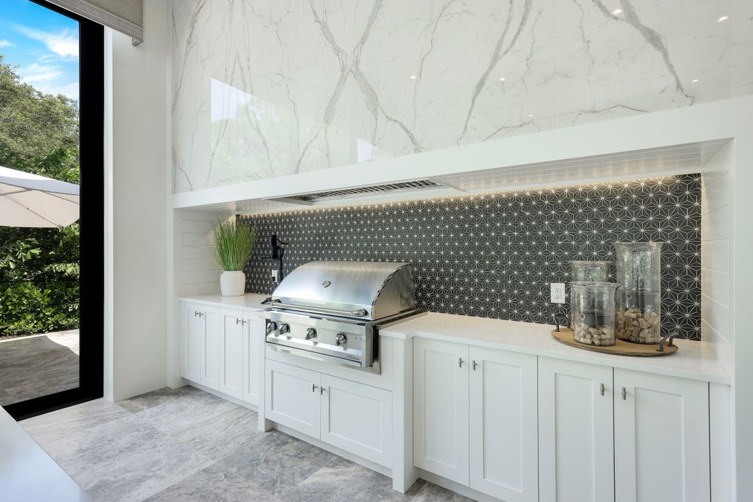 359 Warwick Way, Naples, FL 34110