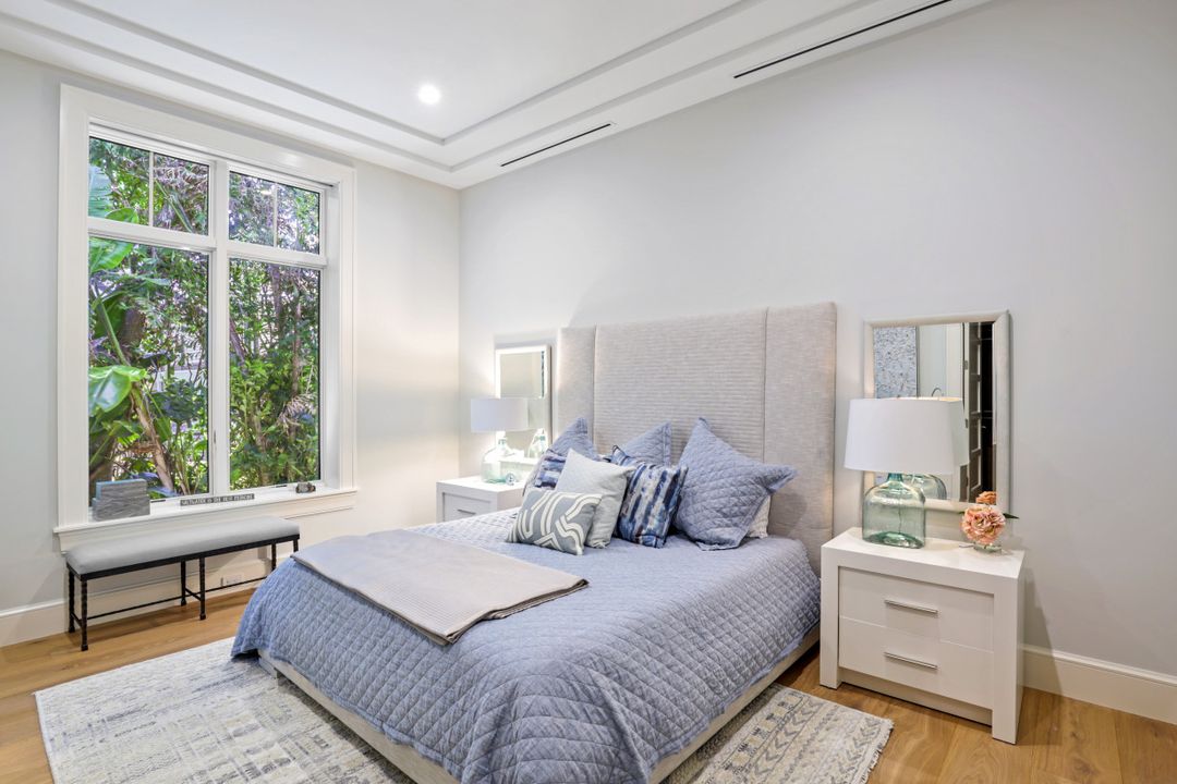 810 Bentwood Dr, Naples, FL 34108