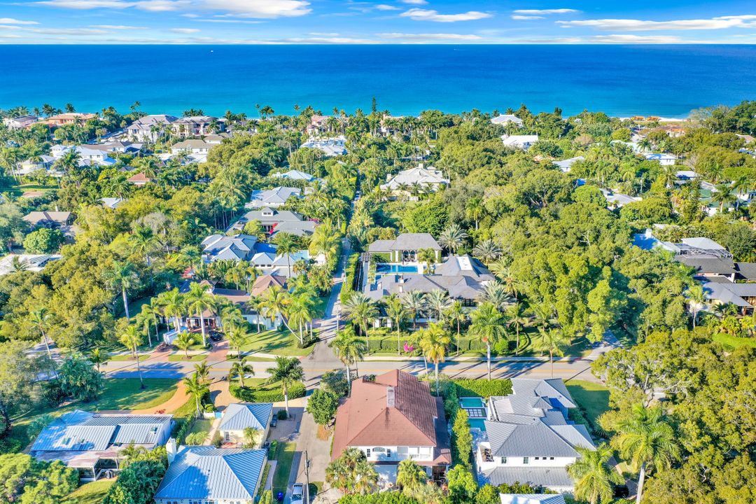 160 3rd St N, Naples, FL 34102