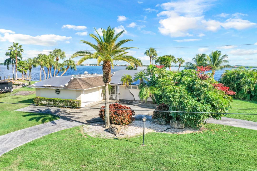 5271 Nautilus Dr, Cape Coral, FL 33904