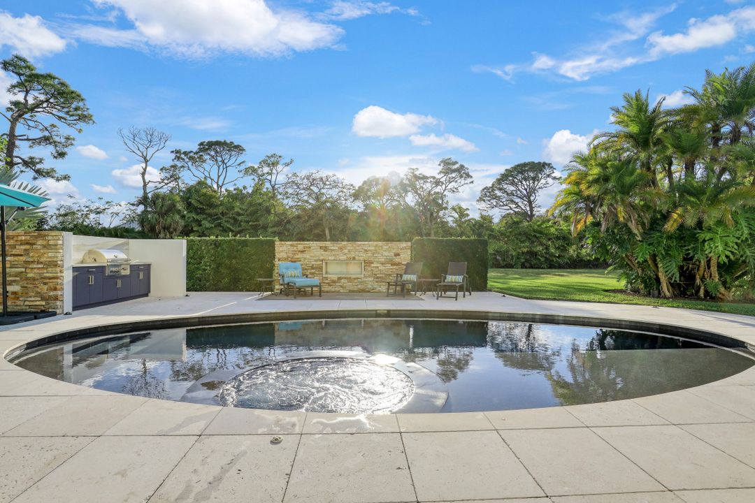 615 Carica Rd, Naples, FL 34108