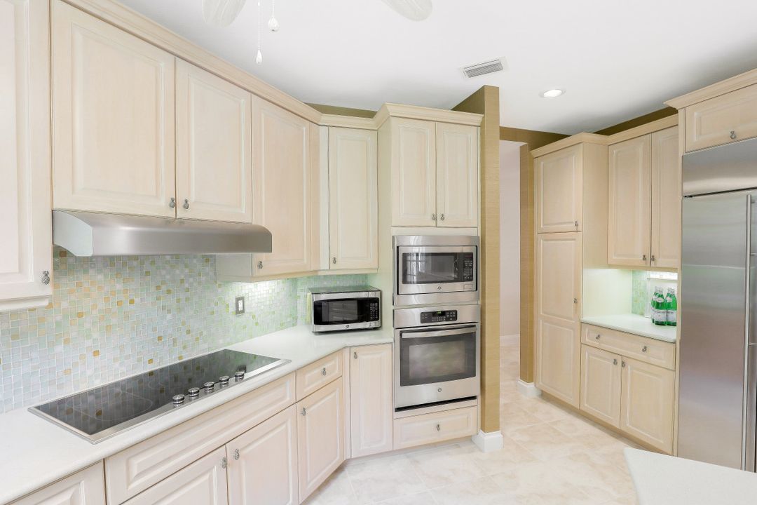141 Colonade Cir #141, Naples, FL 34103