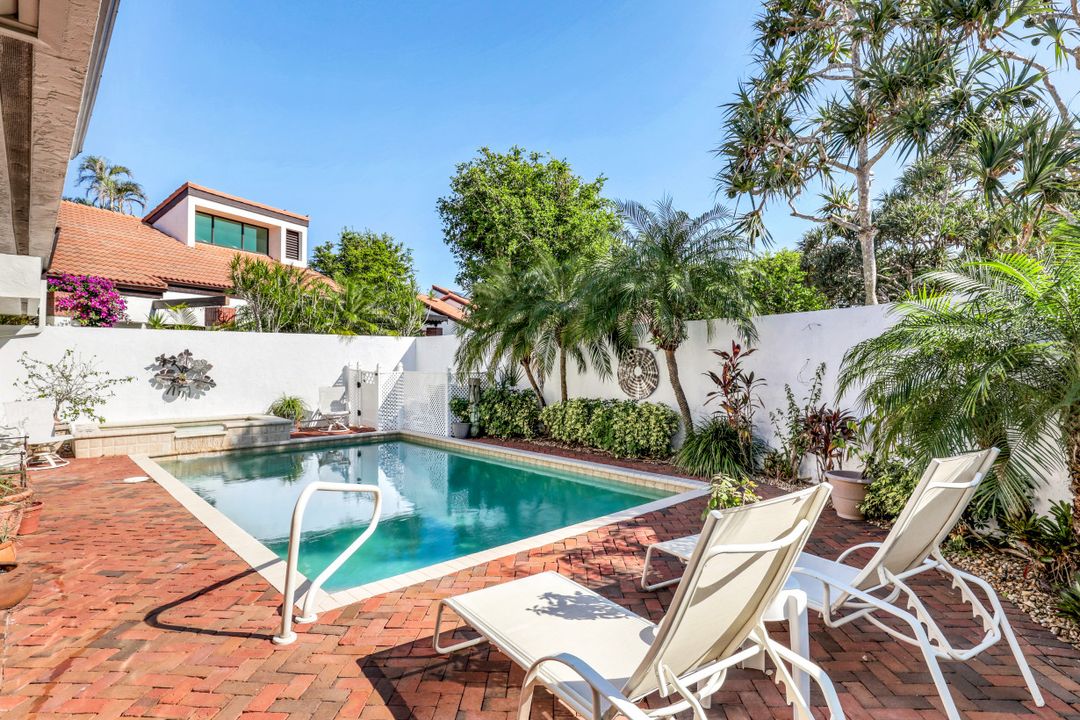 543 Bay Villas Ln, Naples, FL 34108