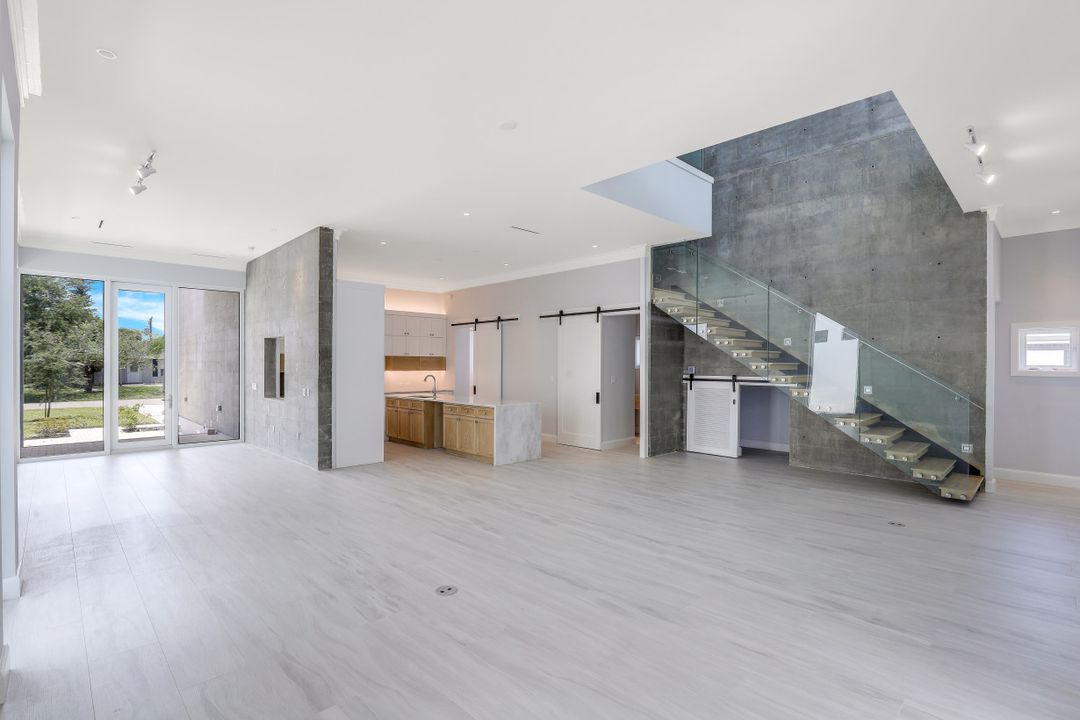 859 92nd Ave N, Naples, FL 34108