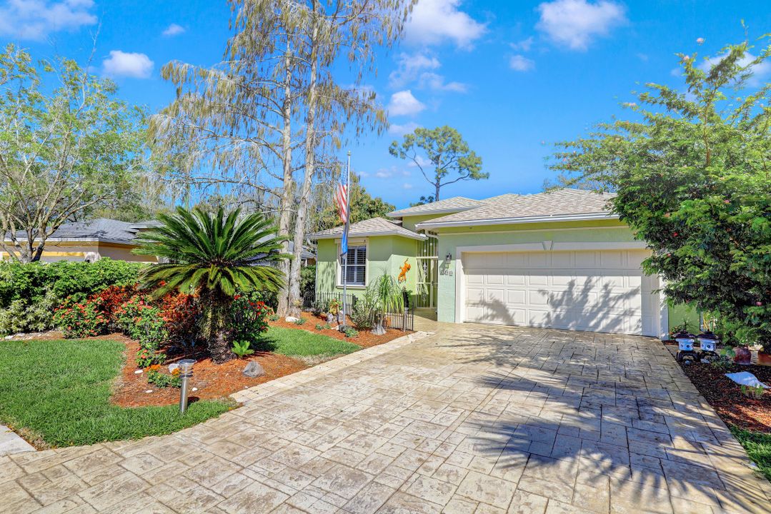 200 Stanhope Cir, Naples, FL 34104