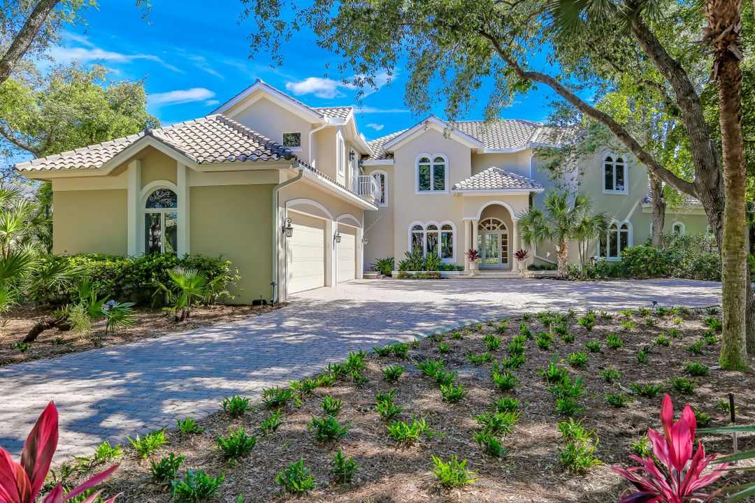 969 Barcarmil Way, Naples, FL 34110