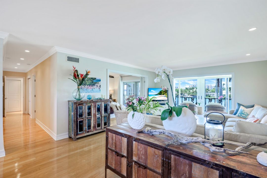 383 Harbour Dr #302, Naples, FL 34103