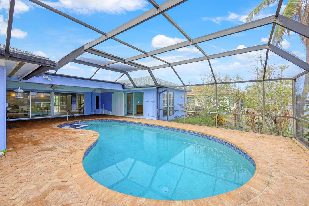 827 Chestnut Ct, Marco Island, FL 34145